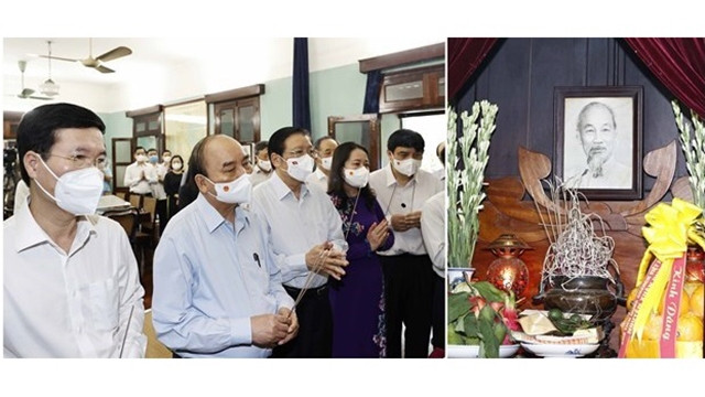 Une délégation conduite par le Président du Vietnam, Nguyên Xuân Phuc, est allée offrir de l'encens au Président Hô Chi Minh. Photo : VNA.