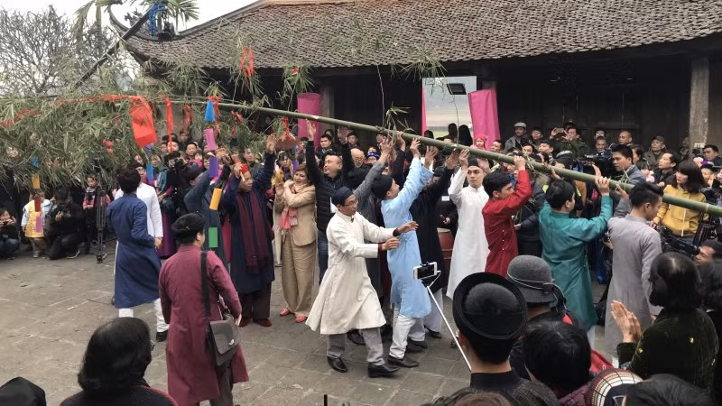 Une cérémonie d'érection du cây nêu. Photo : laodongthudo.vn.