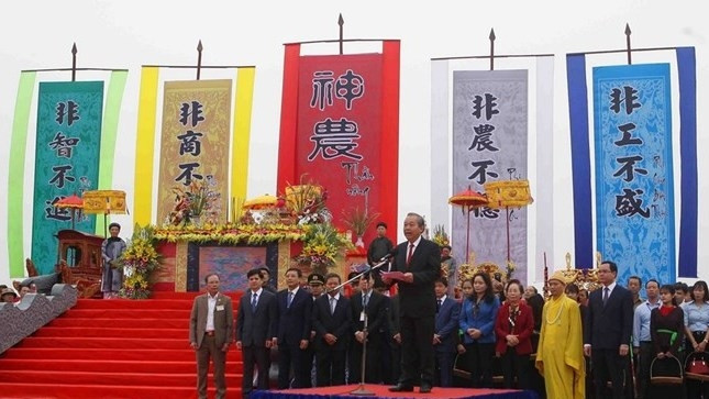 Le Vice-Premier ministre permanent Truong Hoa Binh (au micro) lors de la Fête Tich diên. Photo : VNA.