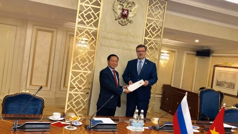 L’ambassadeur vietnamien en Russie, Ngô Duc Manh (à gauche), et le président de la Commission des Relations extérieures du Conseil de la Fédération de Russie, K.I. Kosachev. Photo: TGVN.