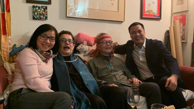 L’ambassadeur vietnamien, Dang Hoàng Giang, représentant permanent du Vietnam auprès des Nations unies (ONU), rend visite à Merle Ratner et à sa famille. Photo: VNA