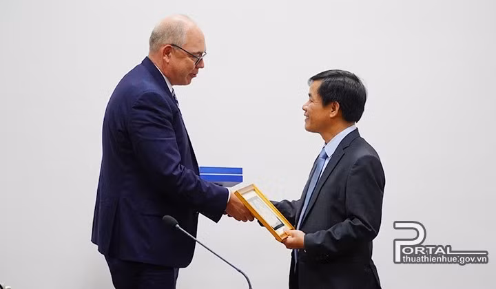Le président du Comité populaire de Thua Thiên Huê, Nguyên Van Phuong, et Robert Greenan, consul général par intérim des États-Unis et directeur national adjoint de l'USAID. Photo : VNA.
