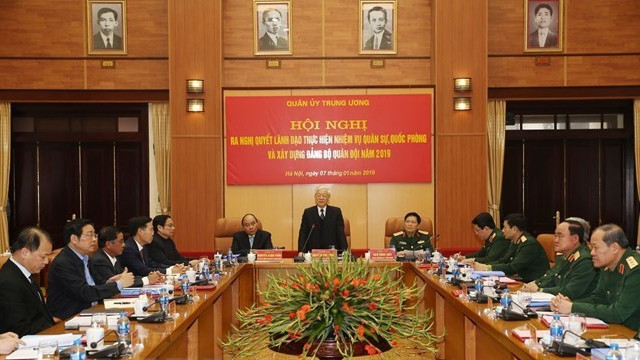 Le Secrétaire général du Parti et Président Nguyên Phu Trong, secrétaire de la Commission militaire centrale préside la conférence. Photo : VNA