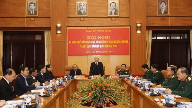 Le Secrétaire général du Parti et Président Nguyên Phu Trong, secrétaire de la Commission militaire centrale préside la conférence. Photo : VNA