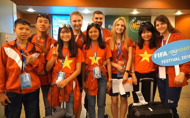 Les enfants vietnamiens à l'aéroport international de Cheremetievo, à Moscou. Photo : VNA