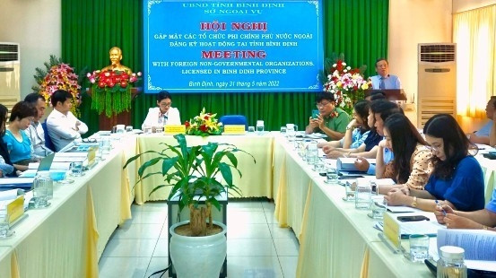 Lors de la rencontre avec les organisations non gouvernementales étrangères. Photo: Bao Binh Dinh