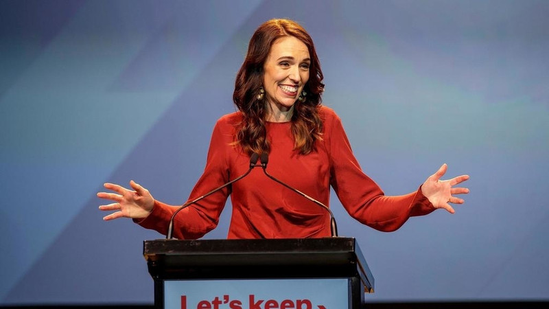 La Première ministre Jacinda Ardern célèbre la victoire électorale du Parti travailliste néo-zélandais. Photo: radiomilawoe.com