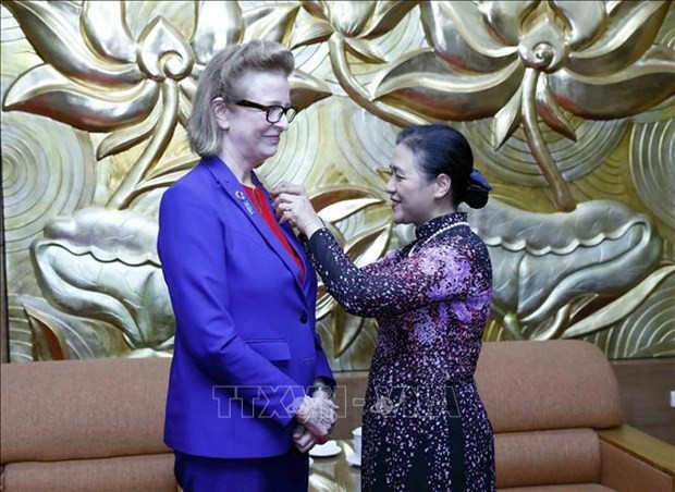 Nguyên Phuong Nga, présidente de la VUFO, s'exprime lors de la réception de la délégation de haut rang de la Société indienne pour la coopération culturelle et l'amitié. Photo : VNA.