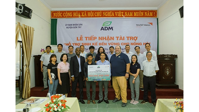 La cérémonie de réception d'aides pour le développement des moyens de subsistance durables dans la province de Quang Ngai. Photo : thoidai.com.vn