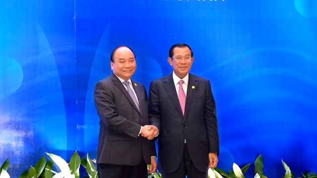 Le Premier ministre Nguyên Xuân Phuc (à gauche) et son homologue cambodgien Samdech Techo Hun Sen, le 4 avril à Siem Reap au Cambodge. Photo : VGP.
