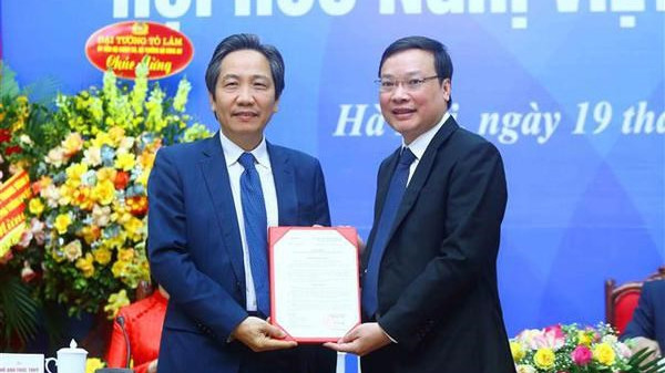 Trân Anh Tuân, ancien vice-ministre vietnamien de l'Intérieur (à gauche), a été élu président de l'Association d'Amitié Vietnam - Népal pour le mandat 2022 - 2027. Photo : VNA.