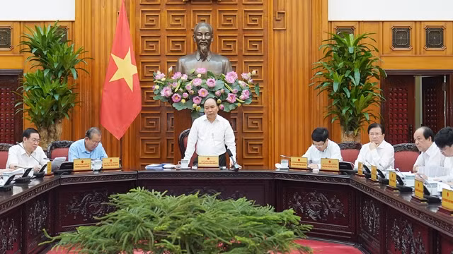 Le PM Nguyên Xuân Phuc (debout) prend la parole lors de la réunion de la Permanence du gouvernement sur d'importants projets de transport, le 12 septembre à Hanoi. Photo : VGP.