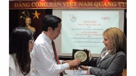 M. Thuân Huu, président de l'Association des Journalistes vietnamiens reçoit Mme Bárbara Virginia Doval Martinez, vice-présidente de l'Association des Journalistes cubains. Photo: NDEL.
