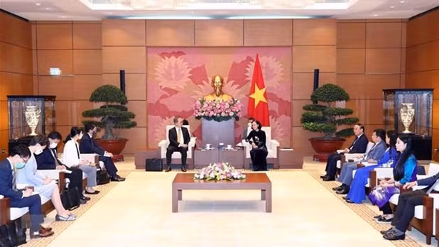 Truong Thi Mai, présidente de la Commission d’Organisation du Comité central du Parti communiste du Vietnam (à droite) et Yamada Takio, ambassadeur du Japon au Vietnam. Photo : VOV.