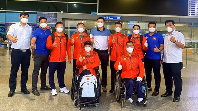 Des nageurs et haltérophiles s’envolent le 19 août vers le Japon où ils rejoignent le village des athlètes pour les Jeux paralympiques dans le quartier de bord de mer d’Harumi à Tokyo. Photo : Administration des Sports du Vietnam/VNA.