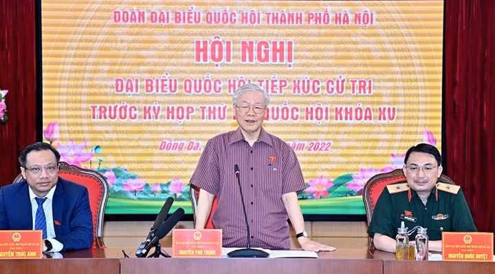 Le Secrétaire général du Parti communiste du Vietnam, Nguyên Phu Trong (debout), prend la parole. Photo : VNA.