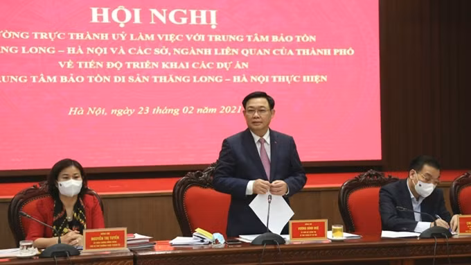 Le secrétaire du Comité du Parti de Hanoï, Vuong Dinh Hue, prend la parole lors de la réunion. Photo : CPV.