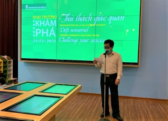  Le directeur adjoint du Musée d’Ethnologie du Vietnam, Bùi Ngoc Quang, s’exprime lors de l’ouverture de la salle de découverte, le 21 novembre. Photo : Linh Vi/NDEL.