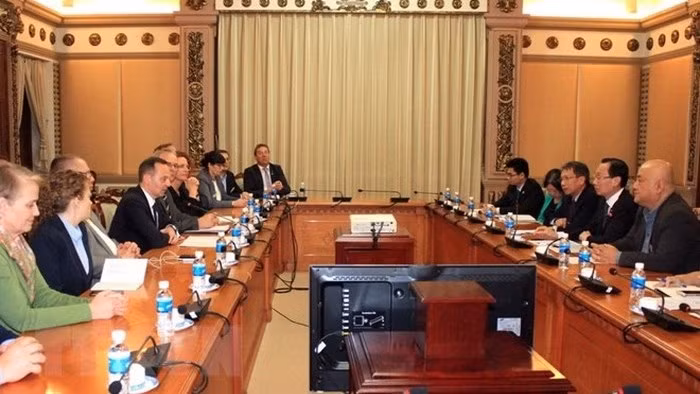 Séance de travail entre Lê Thanh Liêm, vice-président du Comité populaire de Hô Chi Minh-Ville, et Volker Wissing, ministre de l'Économie, des Transports, de l'Agriculture et de la Viticulture du land allemand de Rhénanie-Palatinat. Photo : VNA.