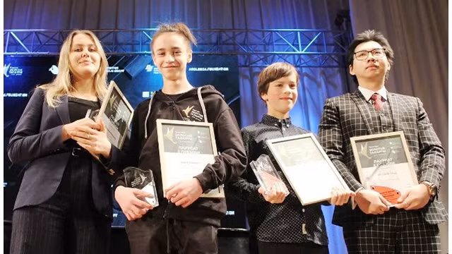 L'étudiant vietnamien Cao Dinh Thang (1er à droite) lors de la cérémonie de remise des prix. Photo : VNA.