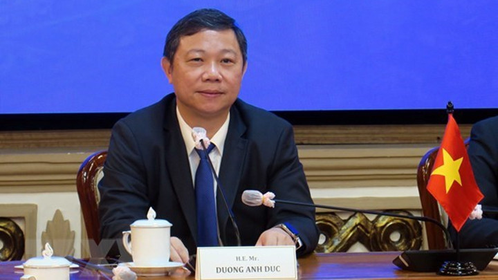Le vice-président du Comité populaire de Hô Chi Minh-Ville, Duong Anh Duc, lors de son entretien virtuel avec la vice-maire de Shanghai Zong Ming. Photo : VNA.