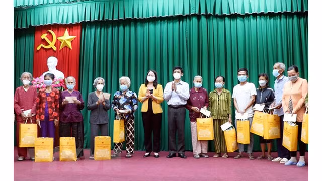 La Vice-Présidente Vo Thi Anh Xuân offre des cadeaux aux personnes défavorisése de la province de Soc Trang. Photo : VNA.