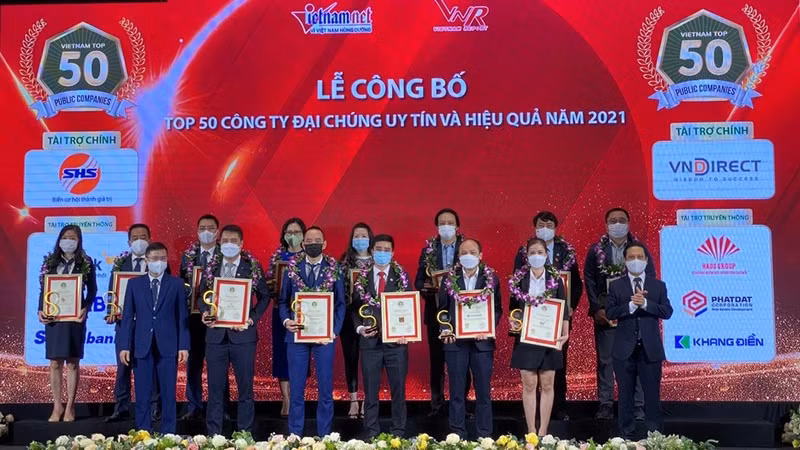 Cérémonie d’annonce de Top 50 des sociétés anonymes prestigieuses et efficaces en 2021, le 21 octobre à Hanoi. Photo : VNA.