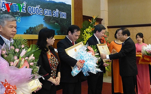 Le ministre de la Culture, des Sports et du Tourisme, Hoàng Tuân Anh, remet la décision de reconnaissance des épopées du Tây Nguyên comme patrimoine culturel immatériel national. Photo: VOV.