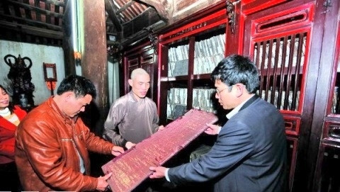 Des touristes admirant des «môc ban» de la pagode de Vinh Nghiêm. Photo: CVN.