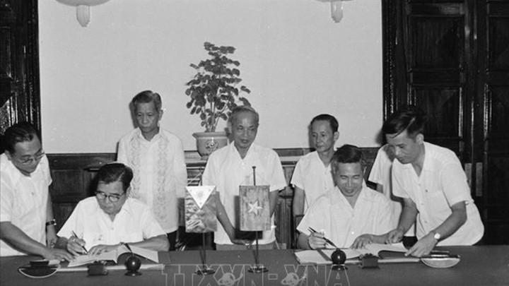Le vice-ministre vietnamien des Affaires étrangères, Nguyên Co Thach, et l’ambassadeur des Philippines, Austin P.Magina, au nom des gouvernements des deux pays, signent un communiqué conjoint sur l’établissement des relations diplomatiques entre le Vietnam et les Philippines, le 7 août 1975.