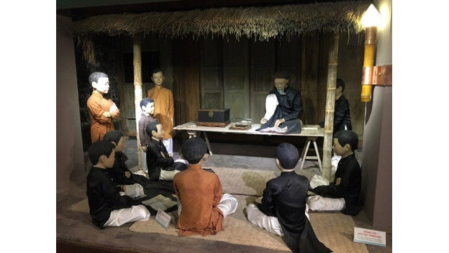 Espace reconstituant la scène d’un maître d’école et des élèves d’antan. Photo : VOV.