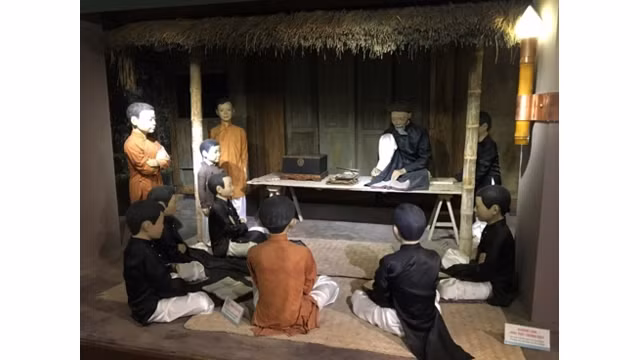 Espace reconstituant la scène d’un maître d’école et des élèves d’antan. Photo : VOV.