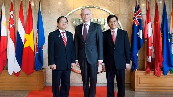 L'ambassadeur Vu Van Dung (à gauche) et le président du Conseil européen, Herman van Rompuy. Source: VNA.