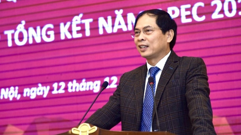 Le vice-ministre vietnamien des Affaires étrangères, Bùi Thanh Son, prend la parole lors de la réunion le 12 décembre pour faire le bilan de l’Année de l’APEC 2017. Photo: TGVN.