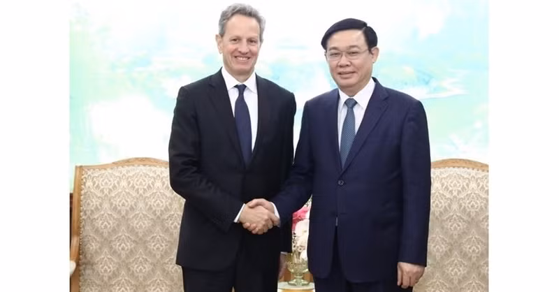 Le Vice-PM Vuong Dinh Huê (à droite) et le président du fonds d'investissements Warburg Pincus, Timothy Geithner. Photo : VNA. 