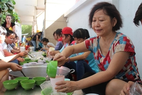 Les membres du groupe «Hôi anh em» font la cuisine ensemble. Photo: TP/CVN.