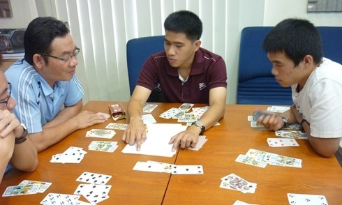 Le jeu de Tarot a apporté de la joie et de nouvelles connaissances aux membres du club francophone. Photo : Idecaf/CVN