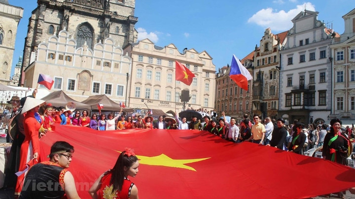 Le drapeau du Vietnam sur la place de la Vieille Ville à Prague. Photo : VNA.