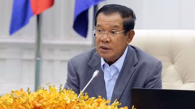 Le PM cambodgien, Hun Sen a exprimé sa sympathie au Premier ministre Nguyên Xuân Phuc et au peuple vietnamien, en particulier aux victimes des catastrophes naturelles. Photo : VOV.