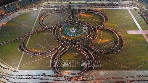 Une représentation de masse de danse « xoe » des Thai. Photo: VNA.