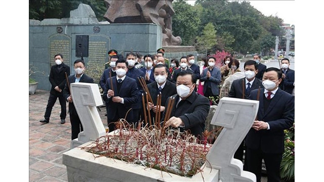 Le secrétaire du Comité du Pari de Hanoi, Dinh Tien Dung, et d’autres responsables de la capitale offrent le 5 février de l’encens en hommage au roi Quang Trung sur le monticule de Dông Da à Hanoi. Photo : VNA