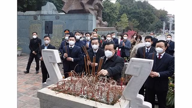 Le secrétaire du Comité du Pari de Hanoi, Dinh Tien Dung, et d’autres responsables de la capitale offrent le 5 février de l’encens en hommage au roi Quang Trung sur le monticule de Dông Da à Hanoi. Photo : VNA