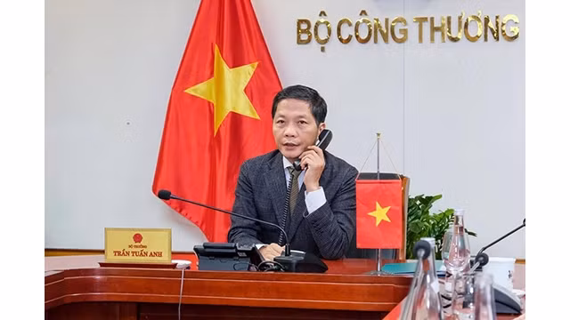 Le ministre du Commerce et de l’Industrie, Trân Tuân Anh, a un appel téléphonique avec le représentant en chef du commerce américain (USTR), Robert Lighthizer. Photo : VNA.