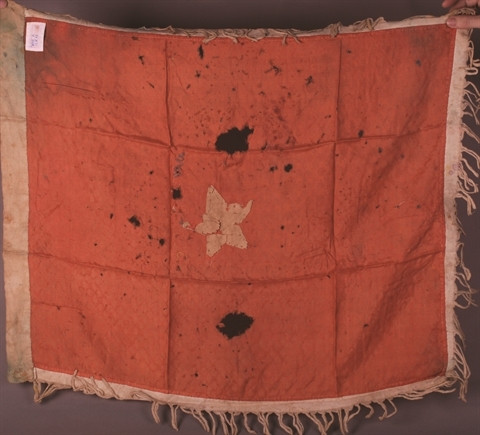 Le drapeau rouge portant l'étoile jaune à cinq branches, rapporté de l’étranger par Nguyên Ai Quôc, et utilisé lors de la fondation du Front Viêt Minh. Photo: VNA.