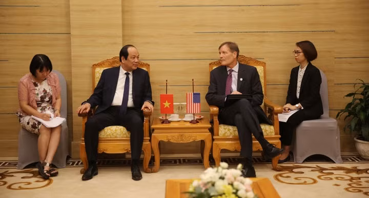 Le ministre et président du Bureau gouvernemental Mai Tiên Dung reçoit le directeur de l’USAID au Vietnam, Michael Greene. Photo : VGP.
