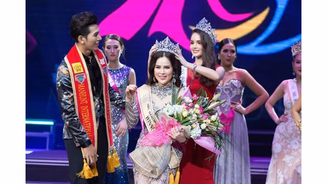 Phuong Lê sacrée Mrs monde pour la paix 2017. 