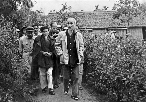 Le Président Hô Chi Minh visite sa maison natale à Kim Liên, district de Nam Dàn, province de Nghê An, en décembre 1961. Photo : Archives/VNA/CVN