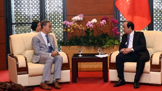 Le ministre, président du bureau gouvernemental, Mai Tiên Dung (à droite), reçoit Demetrios Marantis, vice-président du groupe Visa. Photo : VGP