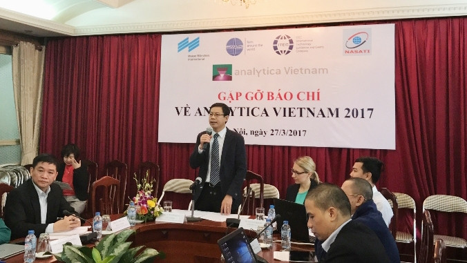 Lê Xuân Dinh (debout), directeur de l’Agence nationale pour les sciences et technologies de l’information prend la parole lors du point de presse. Photo : PCV