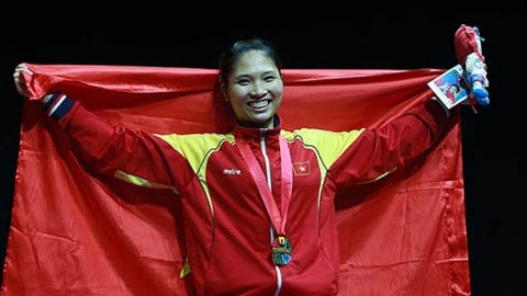 La sportive Hoàng Thi Loan du penkat-silat exprime sa joie en recevant sa médaille d’or. Photo: NDEL.